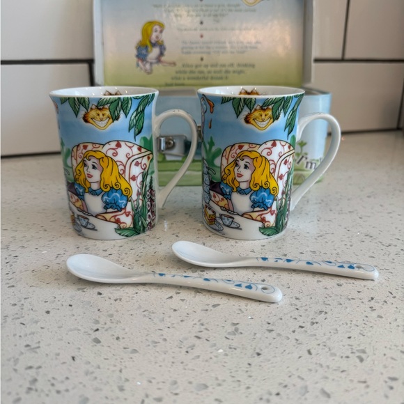 Alice in Wonderland Themed Mug Set with Carrying Case - Picture 2 of 12